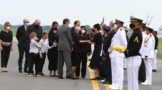 Momento en que trasladan los restos del expresidente Gustavo Noboa, a su llegada a la base aérea en Guayaquil, el 20 de febrero de 2021. 