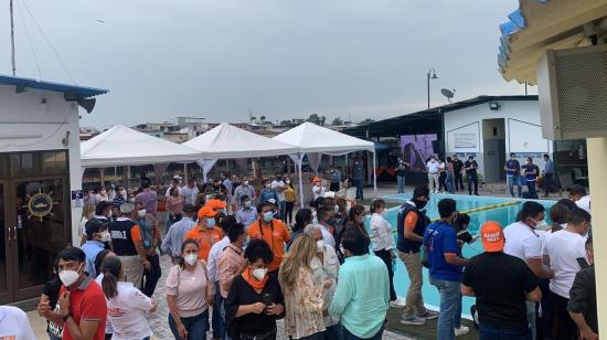 Momentos en que el Municipio de Guayaquil clausura un evento político de la alianza correísta Unes, el 20 de febrero de 2021. 