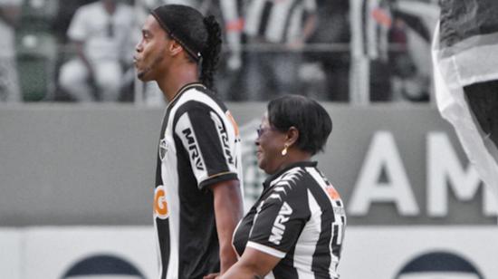 Ronaldinho junto a su madre, previo a un partido del Atlético Mineiro brasileño, en 2013.