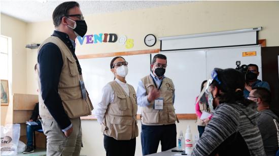 Observadores de la misión de la OEA en un recinto electoral de Quito, el 7 de febrero de 2021.