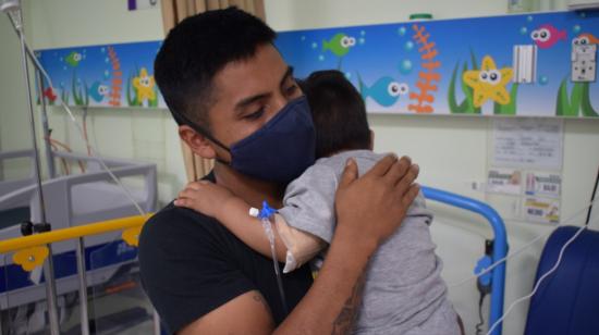 Un padre de familia abraza a su hijo que fue contagiado de coronavirus, el 8 de febrero de 2021.