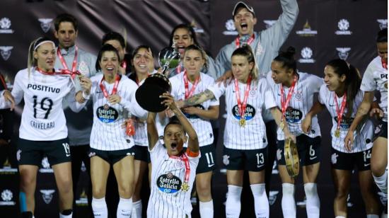 Las jugadoras del Corinthians celebran el campeonato de la Libertadores femenina 2019 en Quito, sede del certámen.