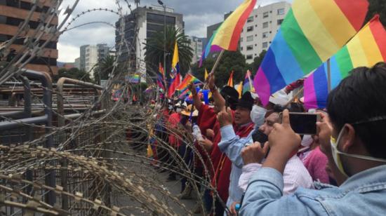 La manifestación indígena frente a la barrera de seguridad al frente del Consejo Nacional Electoral (CNE), 23 de febrero de 2021.