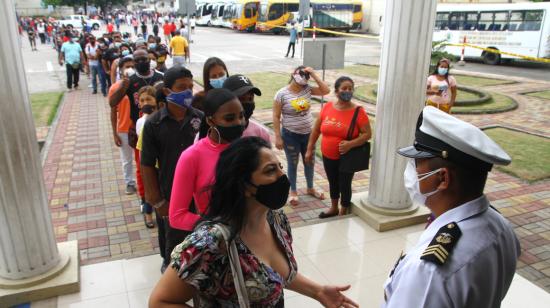 Mujeres hacen fila para ingresar a sufragar en la Universidad Agraria, ubicada en el sur de Guayaquil, el 7 de febrero de 2021.