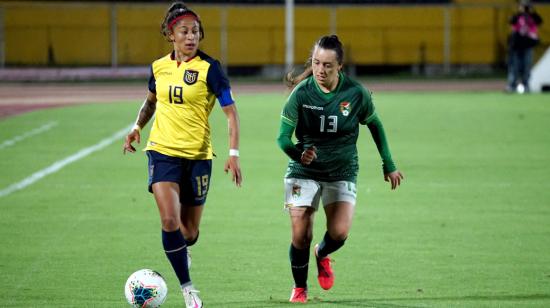 La jugadora ecuatoriana Kerlly Real maneja el balón en el partido ante Bolivia, el lunes 22 de febrero de 2021, en el estadio Olímpico Atahualpa.