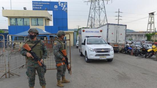 Militares custodian los exteriores de la cárcel regional 8 de Guayaquil, donde el 23 de febrero de 2021 hubo un amotinamiento.