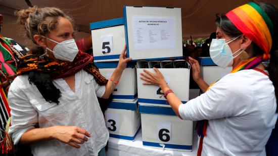 Integrantes del equipo de campaña del candidato Yaku Pérez muestran cajas con actas con presuntas inconsistencias numéricas, el martes 23 de febrero de 2021, en Quito.