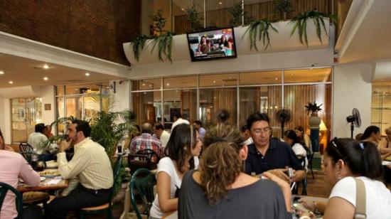 El restaurante La Canoa, en Guayaquil cerró temporalmente sus puertas hasta resolver una deuda de luz eléctrica. 