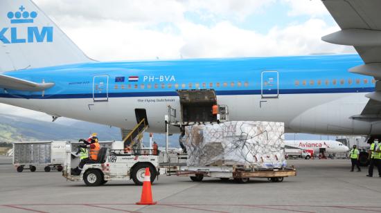 Un avión de KLM llegó al aeropuerto Mariscal Sucre de Quito, el 24 de febrero de 2021, con un cargamento de 17.500 dosis de la vacuna contra el Covid-19.