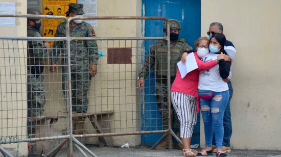 Familiares de los presos se lamentan frente al Centro de Privación de Libertad Zonal 8, en Guayaquil, el 24 de febrero de 2021.