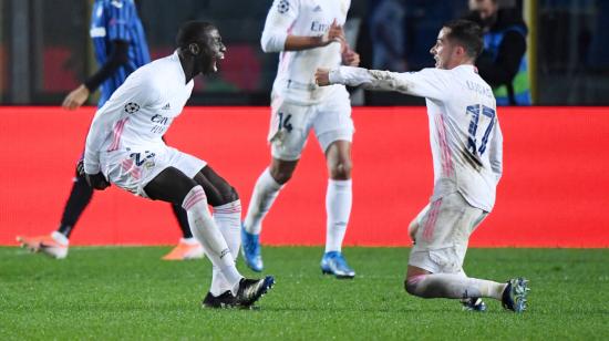 Ferland Mendy celebra su gol, que le da la ventaja al Real Madrid ante el Atalanta, por los octavos de final de la Champions League, en el partido que se jugó el miércoles 24 de febrero de 2021. 