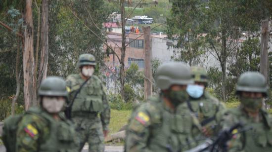 Militares se organizan para resguardar la cárcel de Turi, en Cuenca, donde un grupo de presos está amotinado.