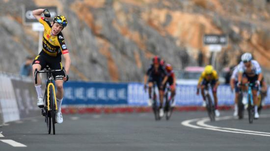 El danés Jonas Vingegaard festeja su victoria en la Etapa 5 del UAE Tour, el jueves 25 de febrero de 2021.