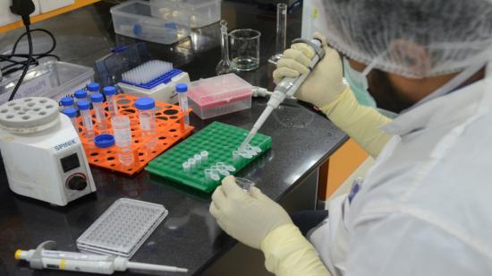 Un investigador tomando muestras para la elaboración de vacuna con tecnología ARNm, el 26 de febrero de 2021.