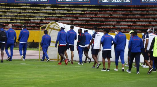 Los jugadores de Olmedo se retiran de la cancha del estadio Atahualpa, el viernes 19 de febrero de 2021.