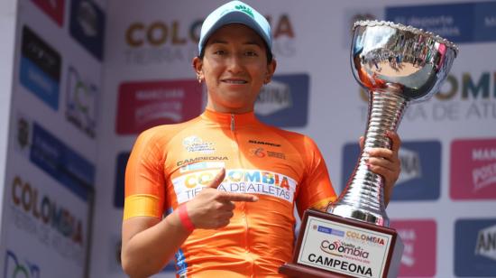 Miryam Núñez alza el título de campeona de la Vuelta a Colombia, el 11 de noviembre de 2020.