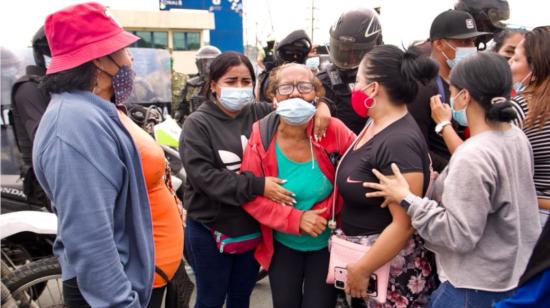 Familiares del los detenidos en la cárcel de Guayaquil exigían información, el 25 de febrero de 2021.