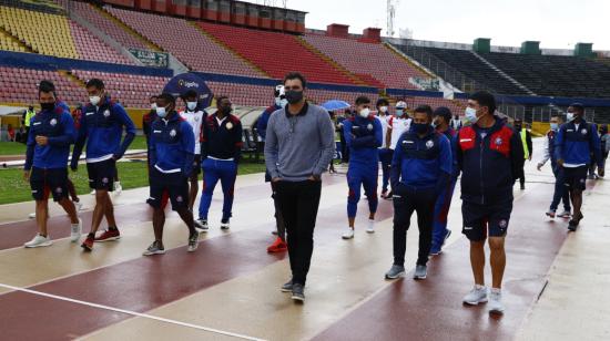 Los jugadores del Olmedo caminan en el estadio Atahualpa, ya que no pudieron jugar ante la Universidad Católica, por la primera fecha de la LigaPro, el 19 de febrero de 2021. 