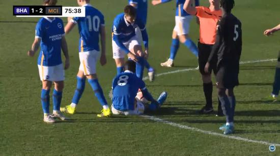 Moisés Caicedo recibió una fuerte falta en su primer partido con la camiseta del Brighton, el viernes 26 de febrero de 2021, ante el Manchester City. 