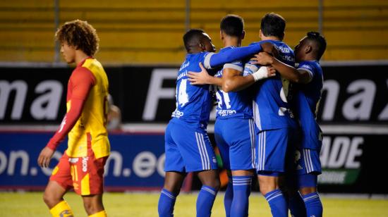 Los jugadores de Emelec celebran un gol en el partido de la Fecha 2 frente a Aucas, en el estadio de Chillogallo.|