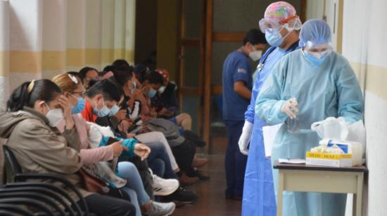 Enfermeras preparan las dosis de la vacuna contra el Covid-19, el 19 de febrero de 2021 en el Centro de Salud Pumapungo en Cuenca.