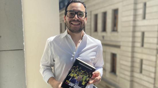 Sebastián Decker muestra su libro TRIunfadores, el viernes 26 de febrero de 2021.