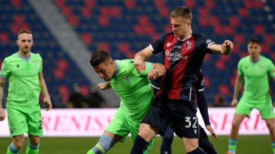 Mattias Olof Svanberg, del Bolonia, disputa el balón con Sergej Milinković-Savić, de la Lazio, el sábado 27 de febrero de 2021.