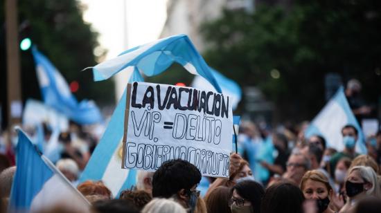 Manifestantes salieron a las calles de Buenos Aires, Argentina, en contra del escándalo de vacunación VIP, el 27 de febrero de 2021.