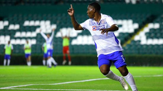 El ecuatoriano Bryan Angulo celebra su gol ante el León, el sábado 27 de febrero de 2021.