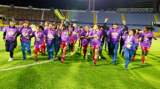 Las jugadoras de El Nacional dan la vuelta olímpica tras ganar la Superliga femenina 2020, frente al Club Ñañas.