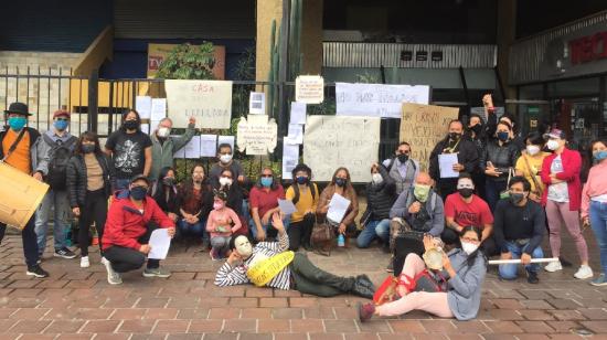 Grupo de artistas y gestores independientes que protestaron la mañana el 1 de marzo en los exteriores de la Casa de la Cultura, núcleo de Pichincha.