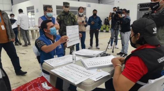 Personal del CNE trabaja en el reconteo de votos de 31 urnas, el 27 de febrero de 2021.