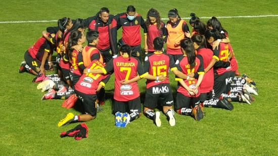 Las 'leonas' arrodilladas en el centro de la cancha tras uno de sus encuentros por la Superliga femenina 2020.