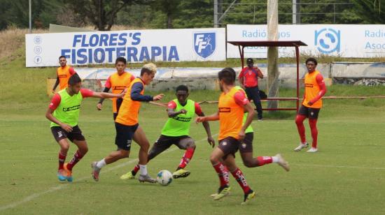 Los futbolistas de El Nacional, durante un entrenamiento en el Complejo de Tumbaco, el 23 de febrero de 2021.