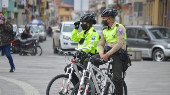 Dos policías vigilan las calles del Centro Histórico de Cuenca el 13 de agosto de 2020.