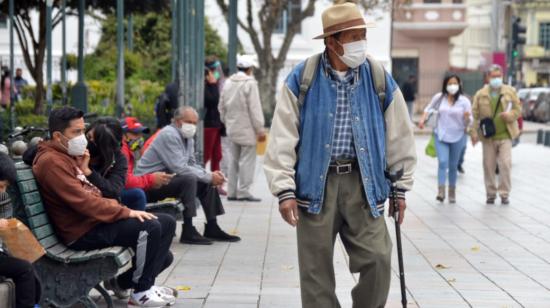 Un hombre de la tercera edad camina en las calles del Centro Histórico de Cuenca, el 22 de febrero de 2021.