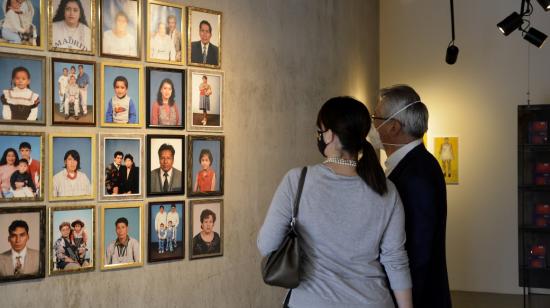 Dos visitantes a la muestra "Tábula Rasa", con la que la galería +Arte celebra sus cinco años de existencia.