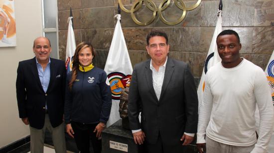 Augusto Morán (medio), presidente del COE, junto a los karatecas ecuatorianos Valeria Echever y Franklin Mina, en enero de 2018, en Guayaquil.