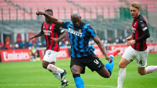 El delantero del Inter, Romelu Lukaku, remata al arco en el partido ante el Milan, en la Serie A italiana, el 21 de febrero de 2021.