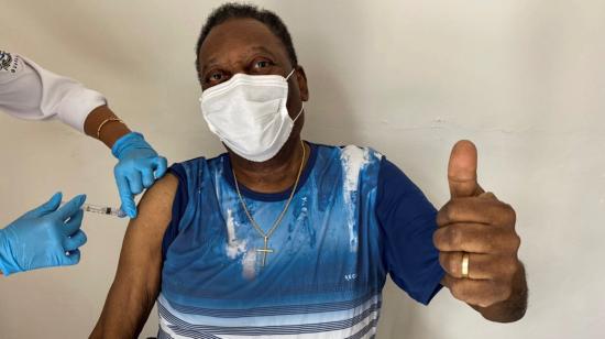 Pelé levanta su dedo pulgar al momento de recibir la vacuna contra el Covid-19, el martes 2 de marzo de 2021, en Brasil.