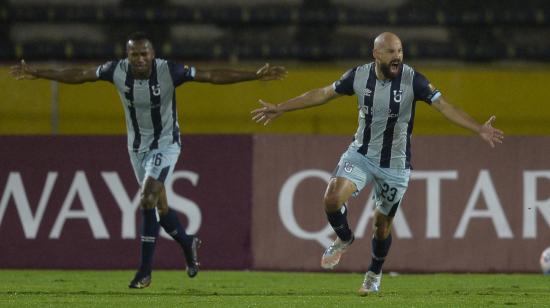 Walter Chalá y Juan Manuel Tévez celebran uno de los goles ante Liverpool por Copa Libertadores, el martes 2 de marzo de 2021, en Quito.