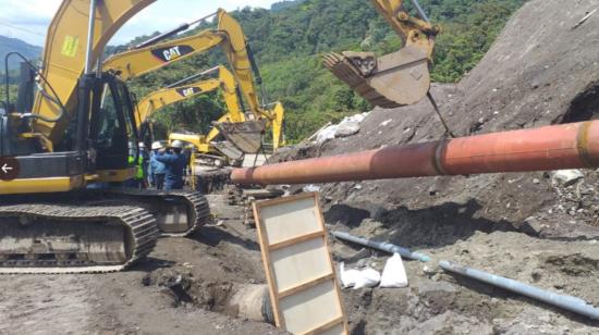 Personal de Petroecuador durante la construcción de una de las variantes en el sector de San Luis, en octubre de 2020.