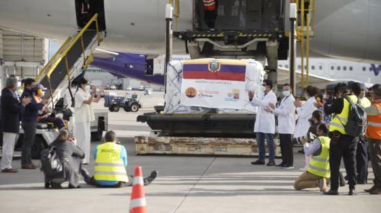 La vicepresidenta, María Alejandra Muñoz, aplaude la llegada de las primeras vacunas de Pfizer al aeropuerto Mariscal Sucre, de Quito el 20 de enero de 2021.