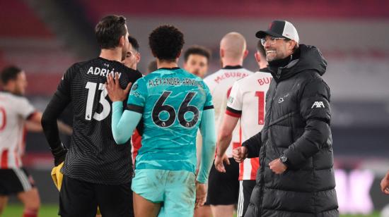 Jurgen Klopp, Trent Alexander-Arnold y Adrian celebran el triunfo del Liverpool sobre el Sheffield United, por la Premier League, el 28 de febrero de 2021.