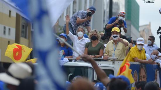 El candidato Guillermo Lasso acompañado de Cynthia Viteri y Jaime Nebot durante su cierre de campaña en Guayaquil el 4 de ferbrero de 2021.