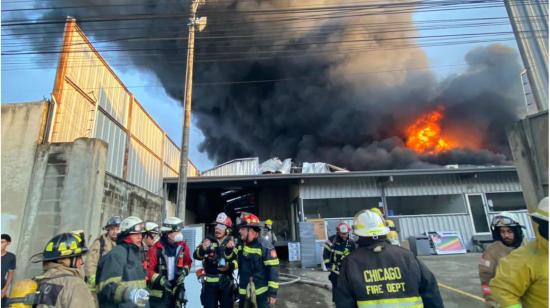 Al menos 400 bomberos acudieron a un incendio en el parque industrial de Guayaquil, el 3 de marzo de 2021.