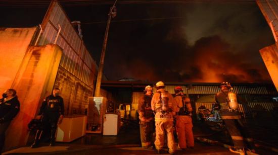Un incendio escala 3 consumió una bodega de electrodomésticos, el 3 de marzo de 2021, en la vía a Daule, en el norte de Guayaquil.