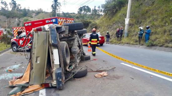 Un vehículo accidentado en la avenida Simón Bolívar de Quito, el 27 de febrero de 2021.