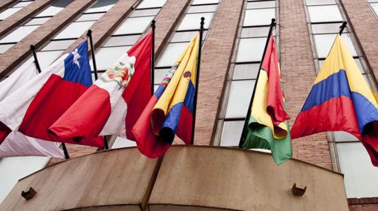 Banderas de los cinco países que integran el Parlamento Andino, en su sede en Bogotá, Colombia.