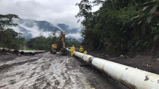 Personal de Petroecuador durante la construcción de la sexta variante del SOTE, en la provincia de Napo, el 3 de marzo de 2021.